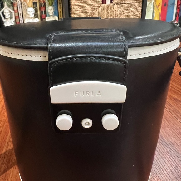 Unique Furla Bucket Bag - Genuine Leather, Like new - Picture 2 of 6